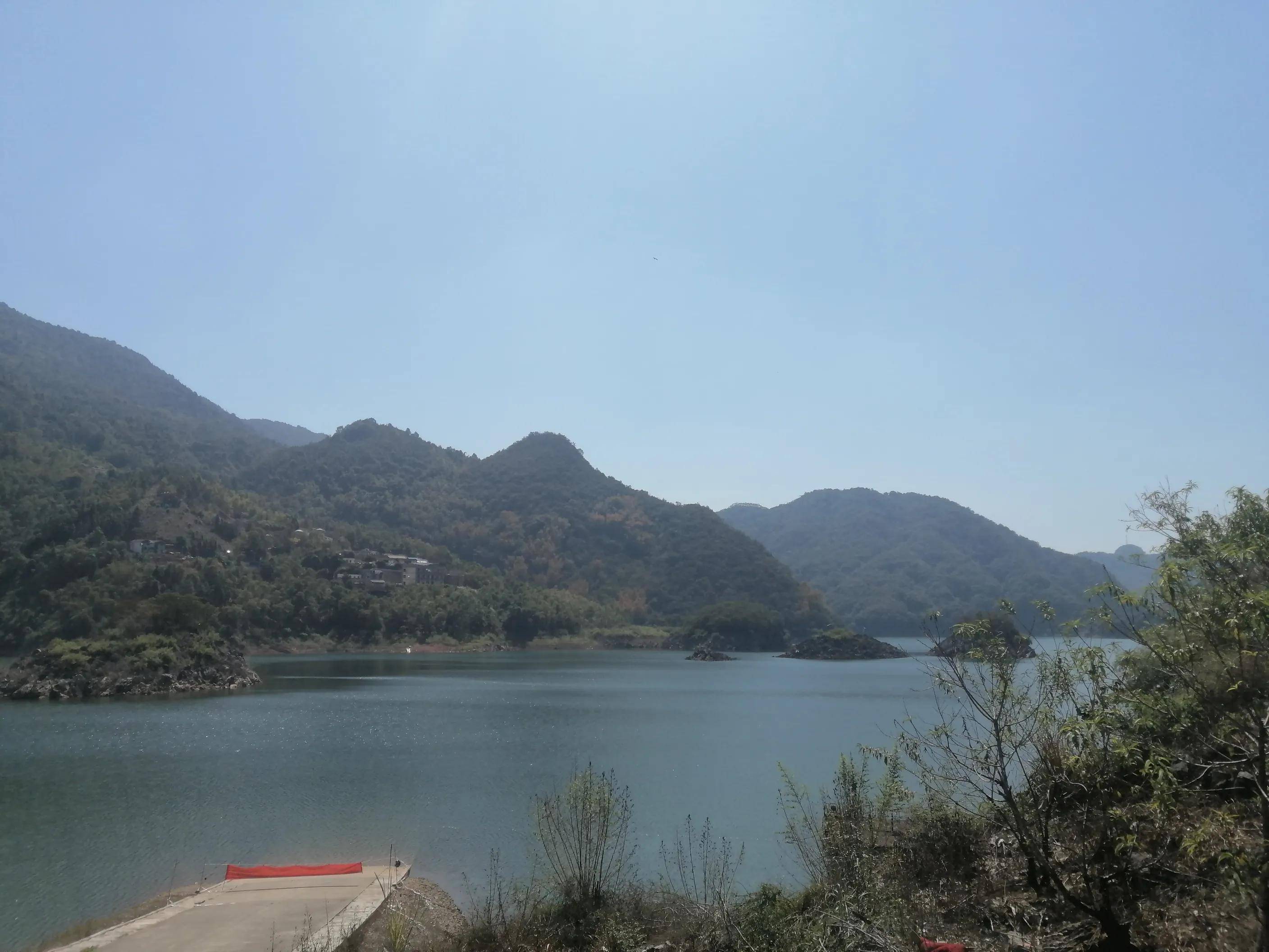 广东省清远市清新区桃花湖在原桃源镇内(现合并到浸潭镇),原名龙须带