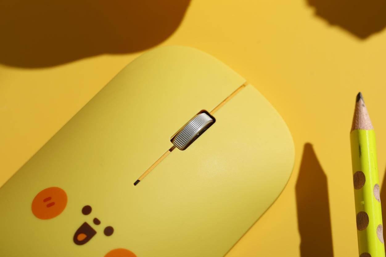 这个鼠标有点黄,但是很可爱——绿联鸭梨黄001鼠标上手评测