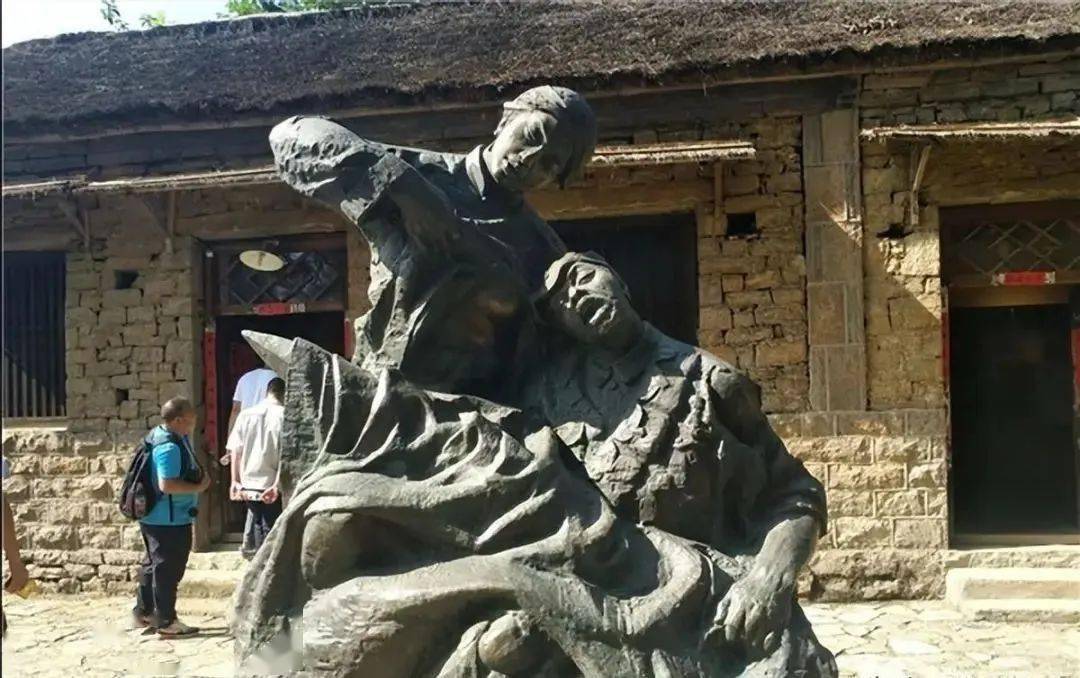 沂蒙红嫂明德英用乳汁救活小八路,建国后他成大官,如何报恩?