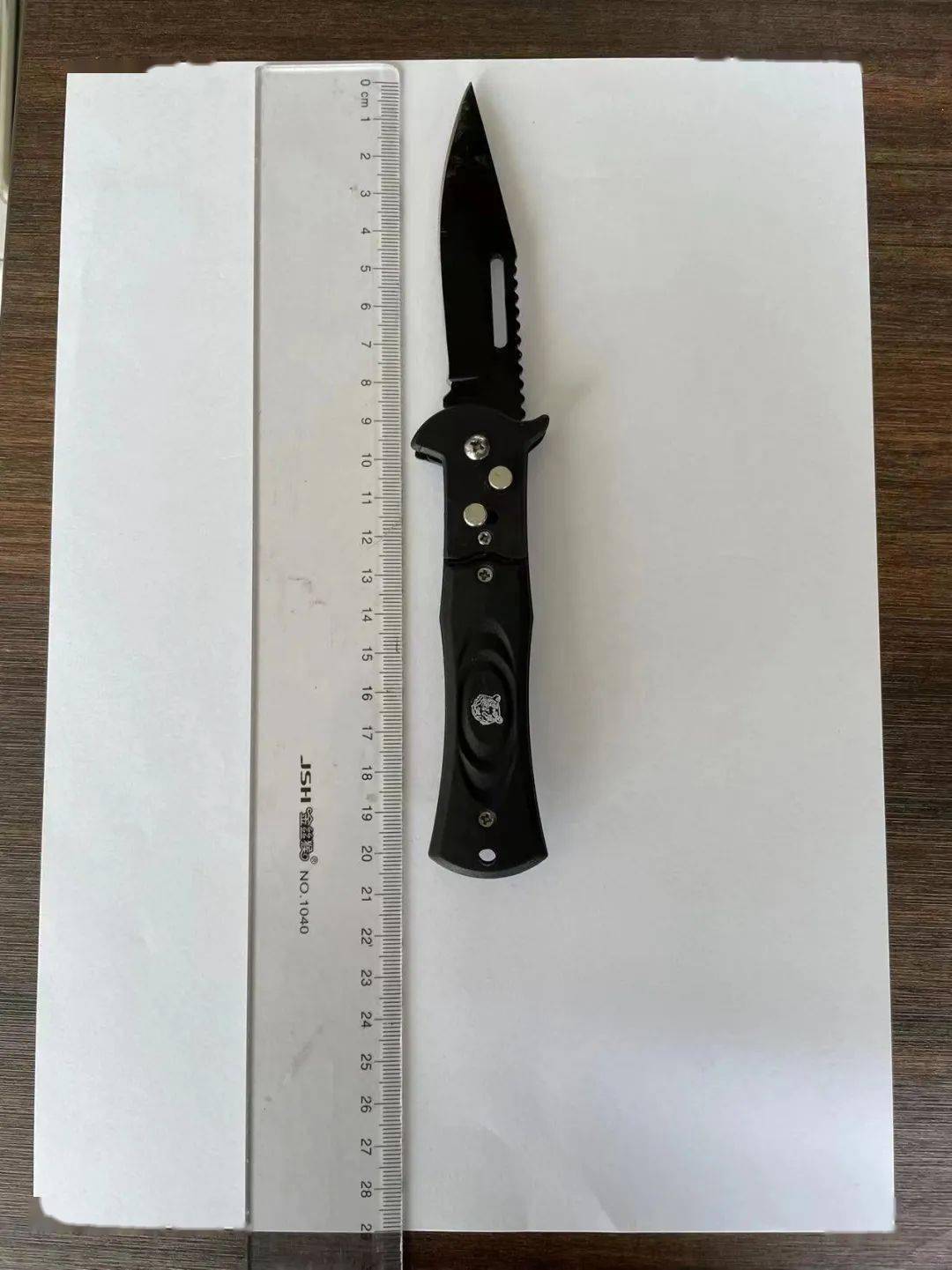 形迹可疑,于是上前盘问,从该男子的驾驶位仪表台处搜出一把黑色弹簧刀