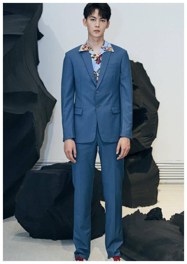 度假风和商务风的完美结合,唐晓天穿西服配花衬衫,帅到没朋友!