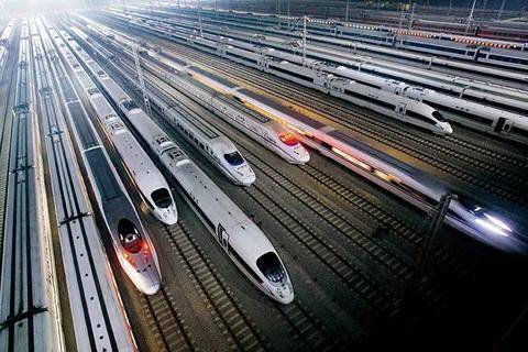 印度第二代“半高铁”开通运营，时速只有中国高铁速度的一半。