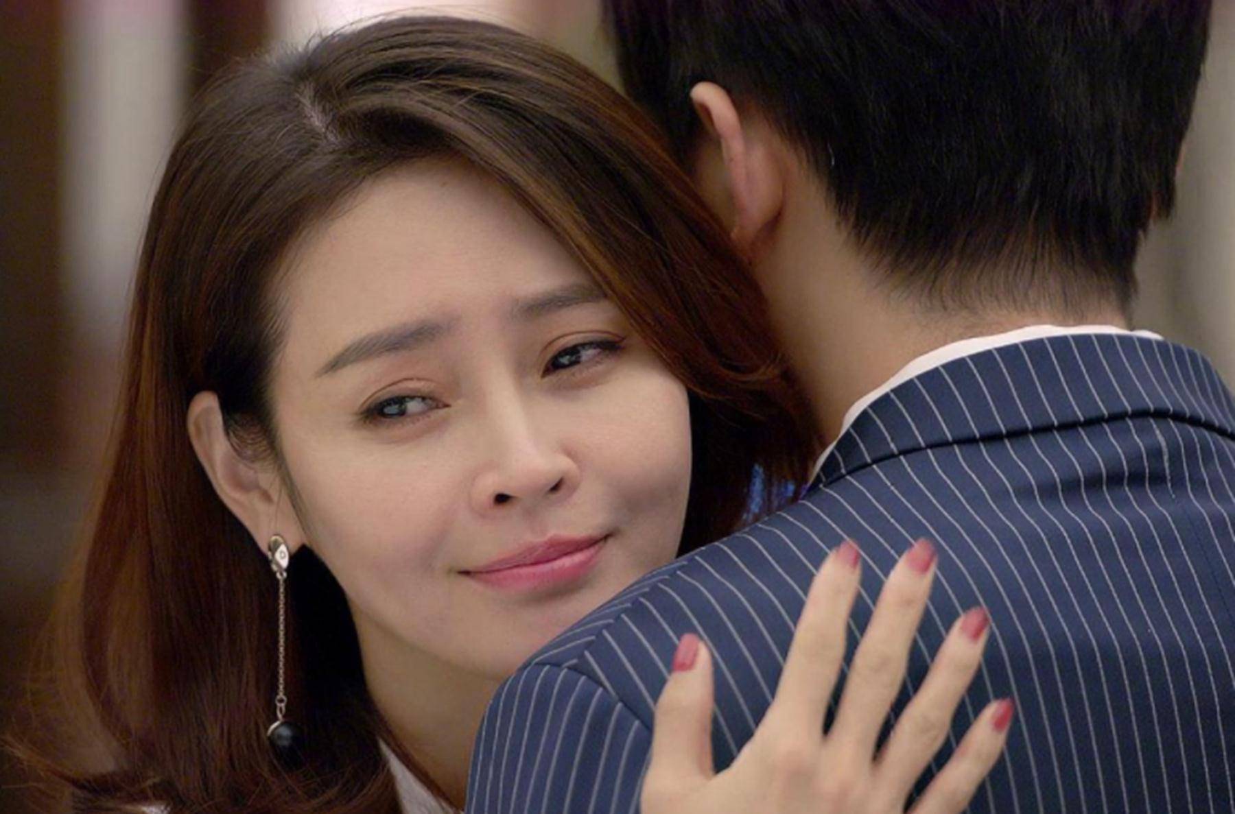 放弃外交官转做明星,出道13年零绯闻,与圈外老公恩爱十年_于明加_父母