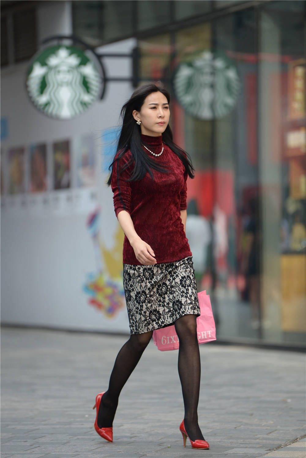 黑色丝袜搭配细跟鞋,减龄时尚又性感,适合美女的秋季穿搭_风格_效果