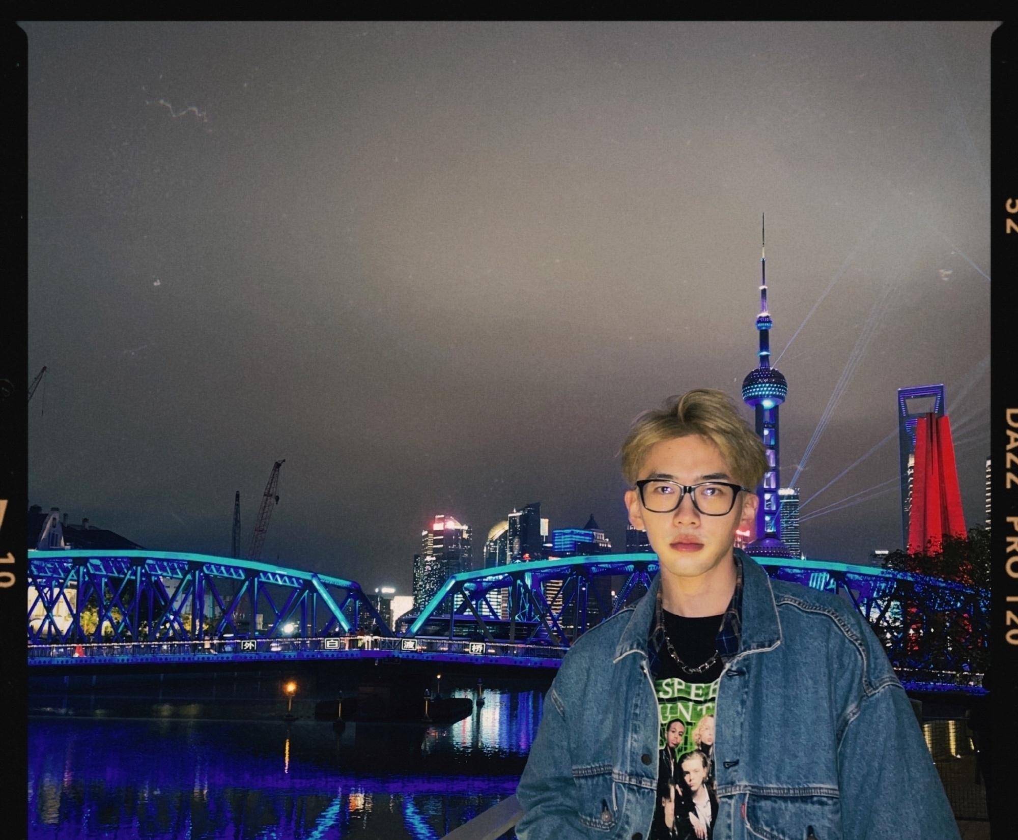 费启鸣发文:追星成功,晒与杨幂合影,大幂幂双手开心比耶好心情.