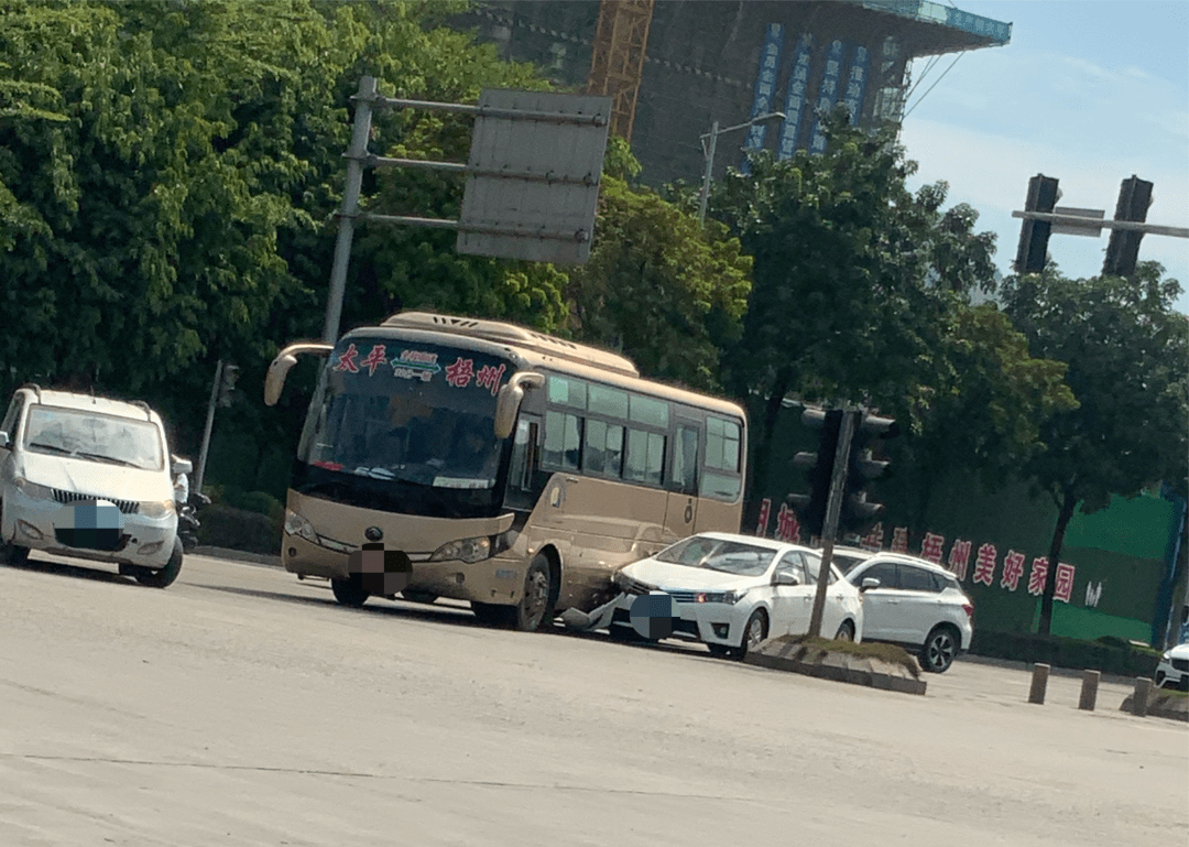 今日中午梧州市毅德城发生车祸,一辆大巴车与小车相撞～_车辆_盲区