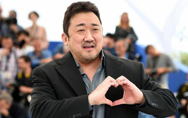 51岁的韩国明星马东锡结婚了,老婆比他小17岁,大腿还没有胳膊粗?