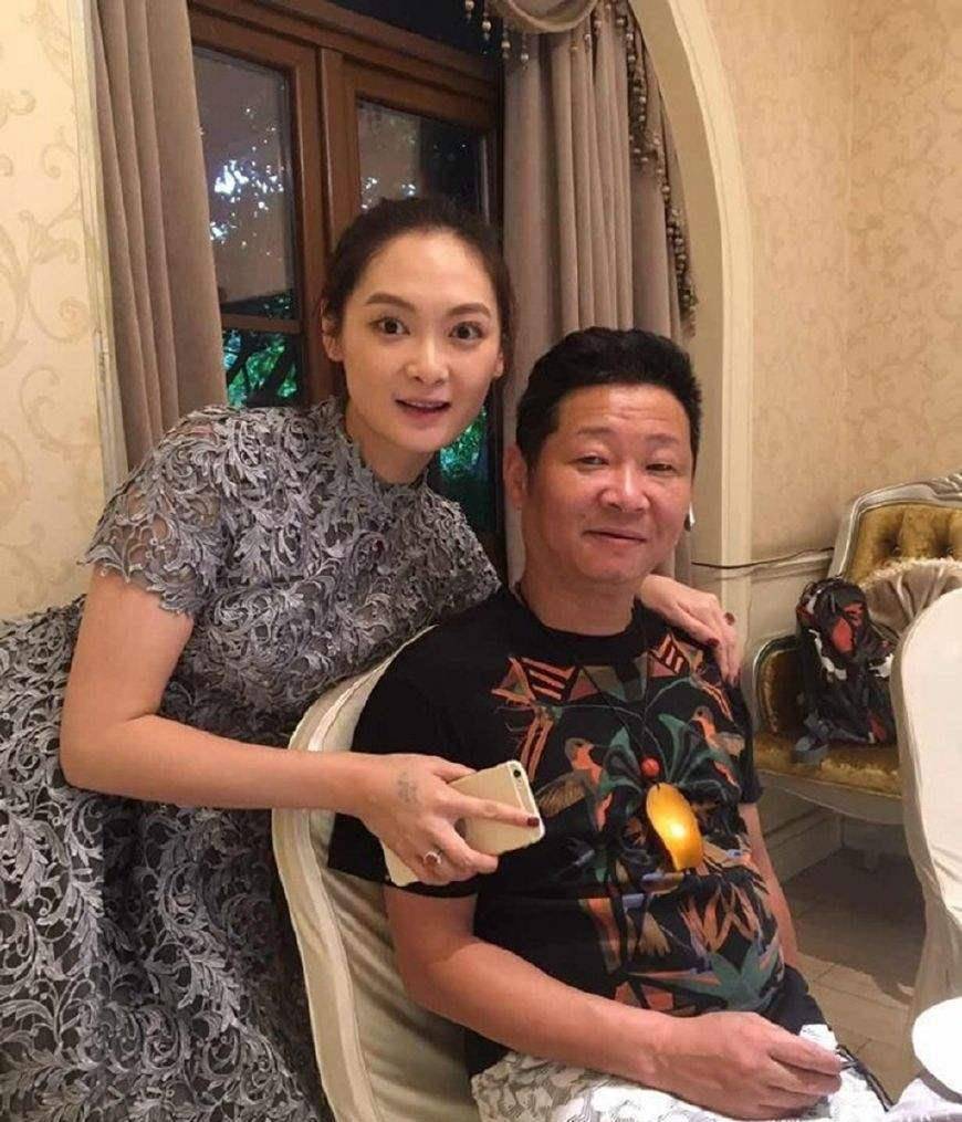 那天胡敬跟朋友去相亲,刚好碰到赵亮,他也是陪朋友去相亲的,赵亮当场
