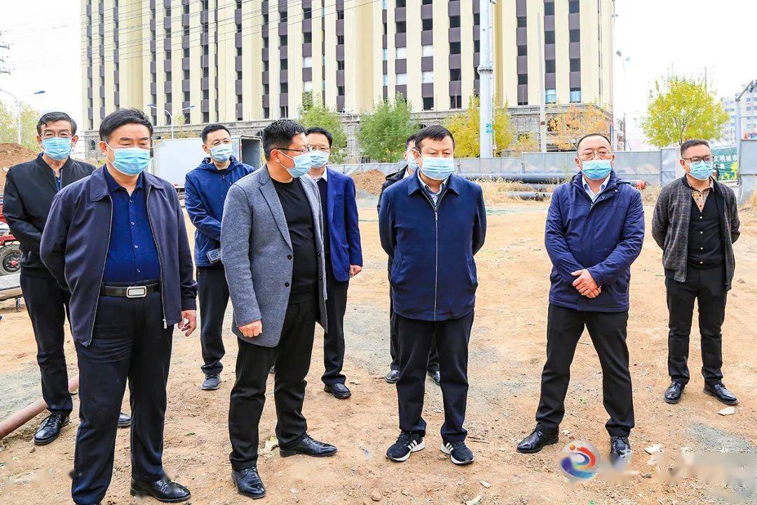 在施工现场和供暖企业,陈景泉实地察看换热站及供暖