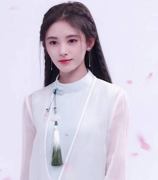 被称为"4000年一遇美女"的鞠婧祎,看完初中照,网友表示不淡定_照片