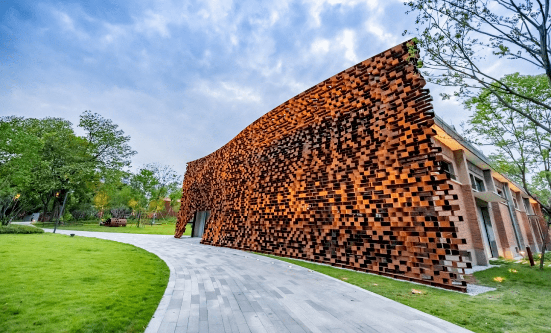 隈研吾的设计初稿上,3个主体油罐需要大范围移位.