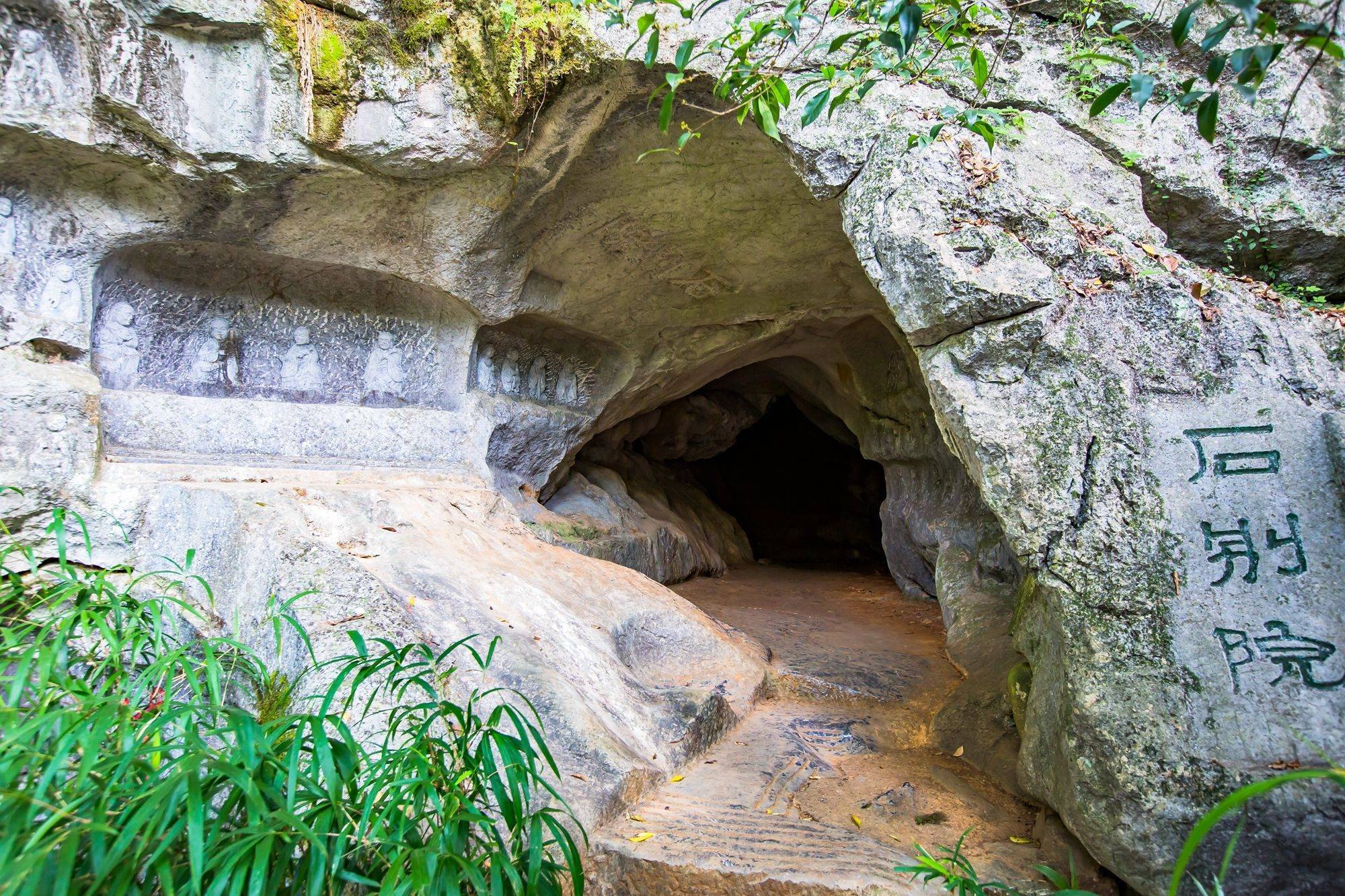 杭州西湖之畔有一座石屋洞,历史悠久,藏着众多千年石窟造像_岩壁_洞口