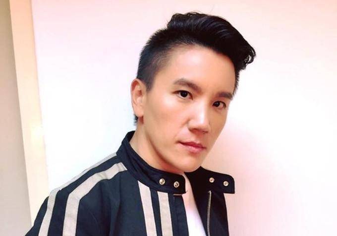 秦汉45岁儿子近照,长相帅气身材高大,女儿已2岁却还是不想结婚_孙国豪