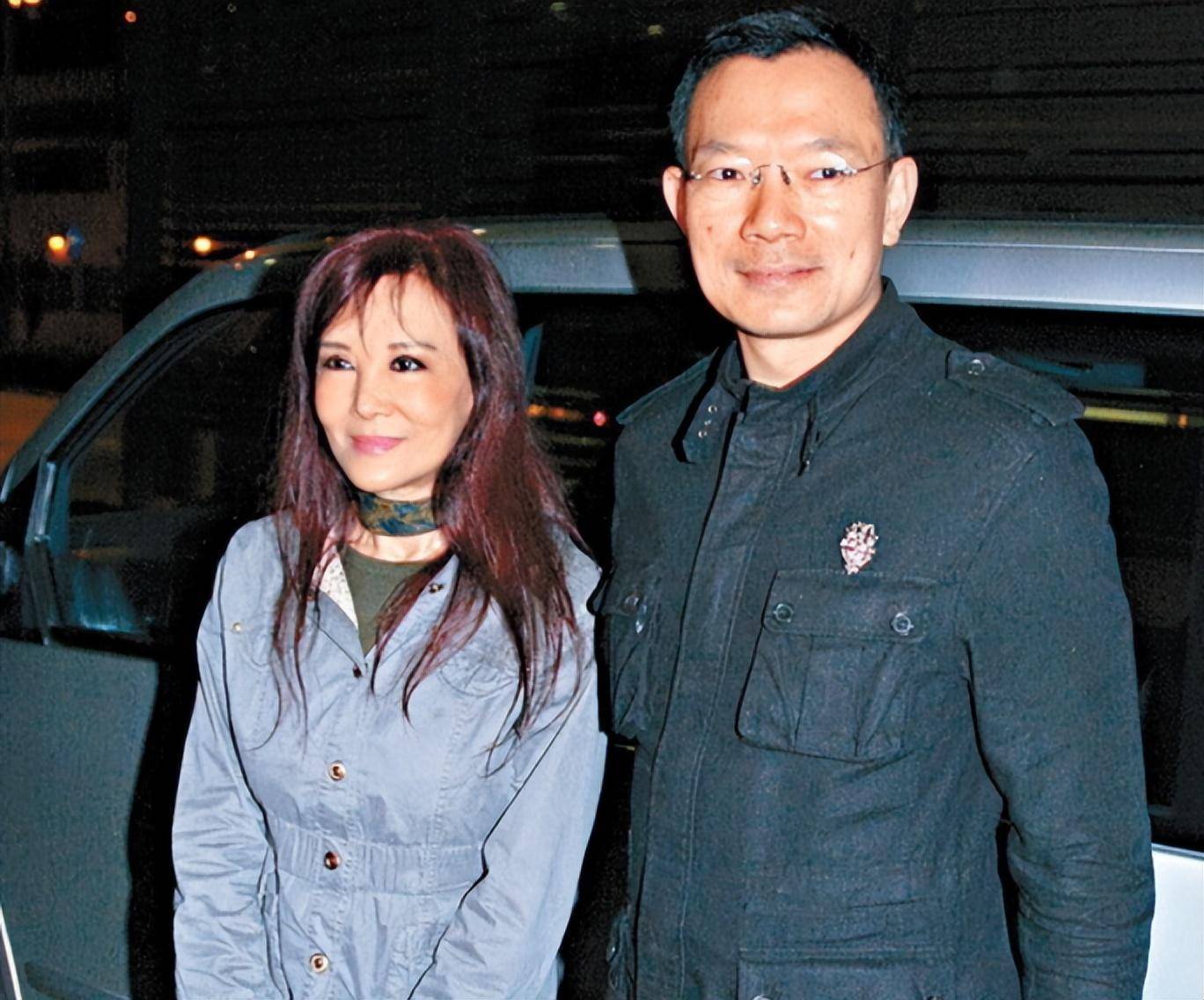 原创 亿万富婆白韵琴参加派对,78岁状态回春,与小15岁老公像同龄人