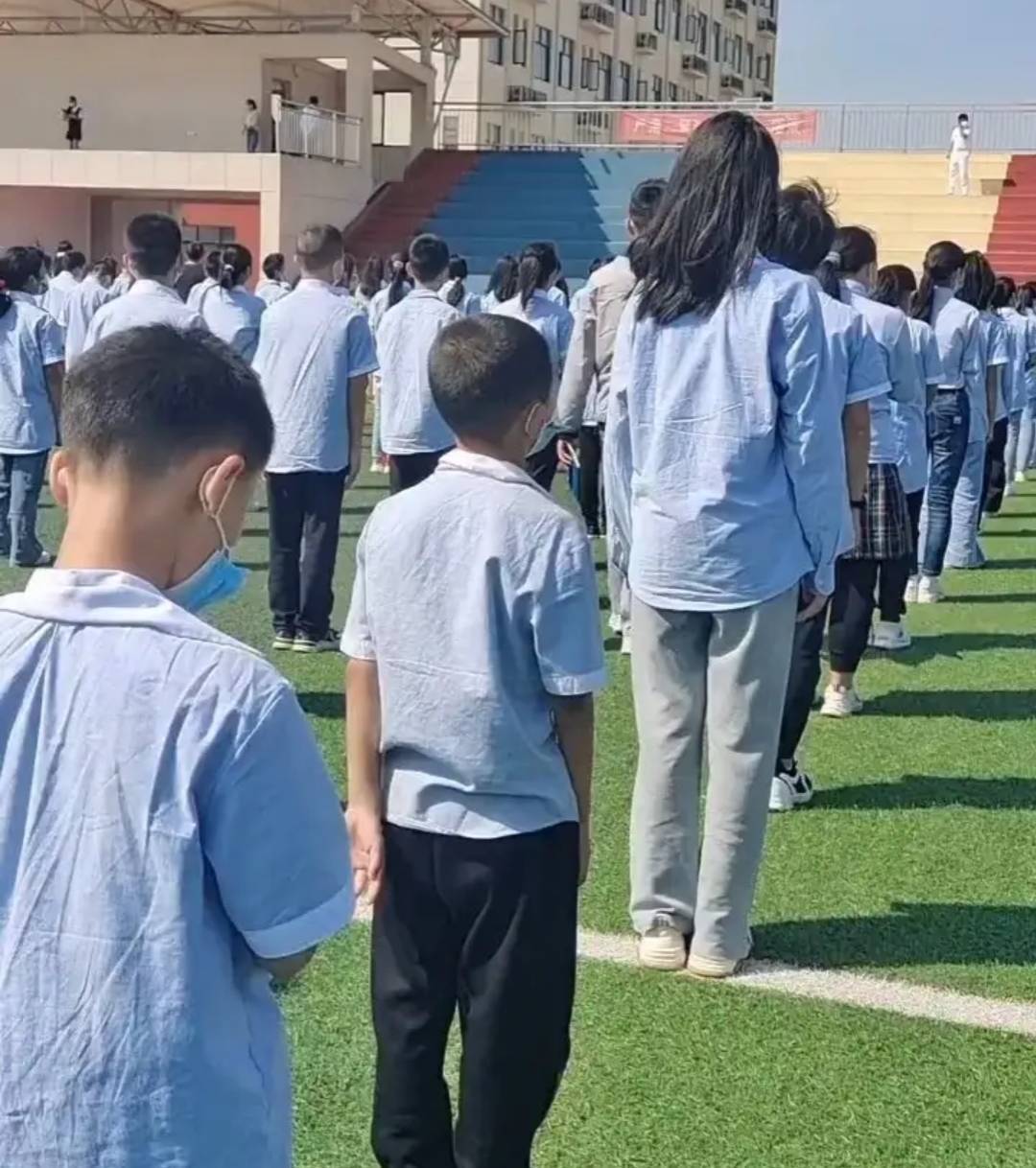 初中男女生断崖式身高差,老师:女生普遍比男生高一头,挺奇怪_网友