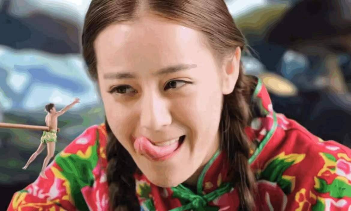 她还裹上了东北经典的大花棉袄,搞笑程度满分,但这个舔唇的动作让不少