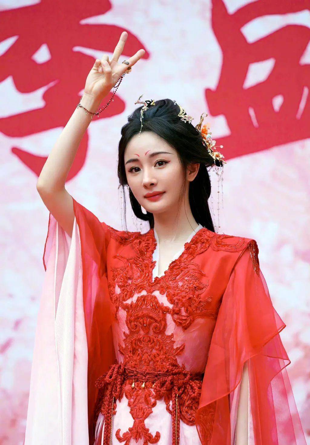 杨幂穿红色古装长裙,美艳迷人的造型,与涂山红红很适配_剧中_形象