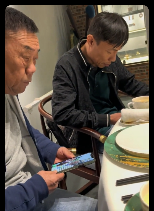 杨少华的桌子旁放着一盒中华烟,上面放着打火机,看起来确实很喜欢抽烟