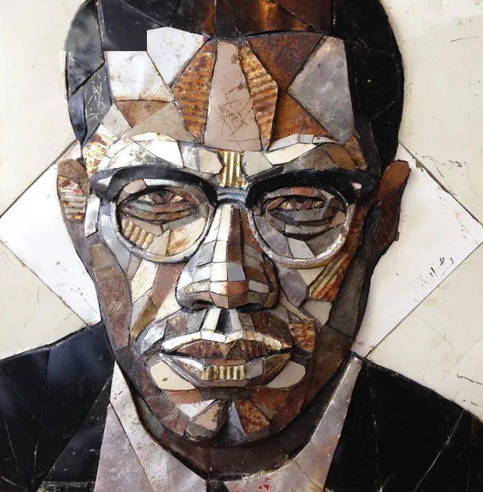 这个艺术家有点"硬",用铁皮画肖像,作品仿佛会讲故事