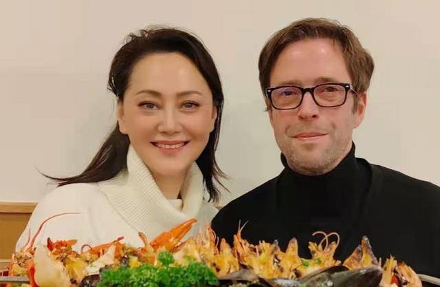 携洋老公参加聚会被赞没架子,60岁卖衣服赚钱_张楚楚_带着_丈夫