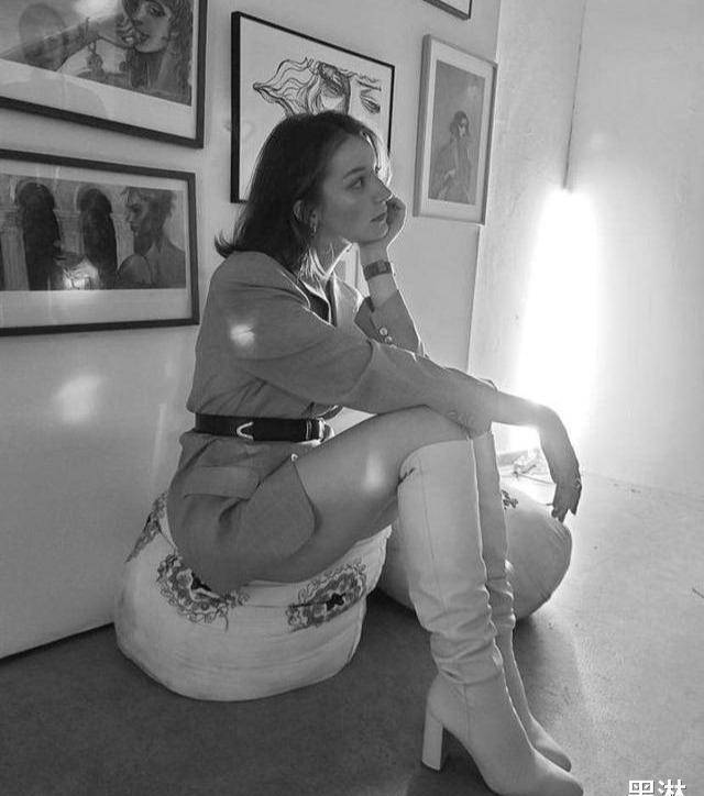 安吉丽娜·丹妮洛娃不仅喜欢舒适的着装,她走起御姐路线也是非常迷人.