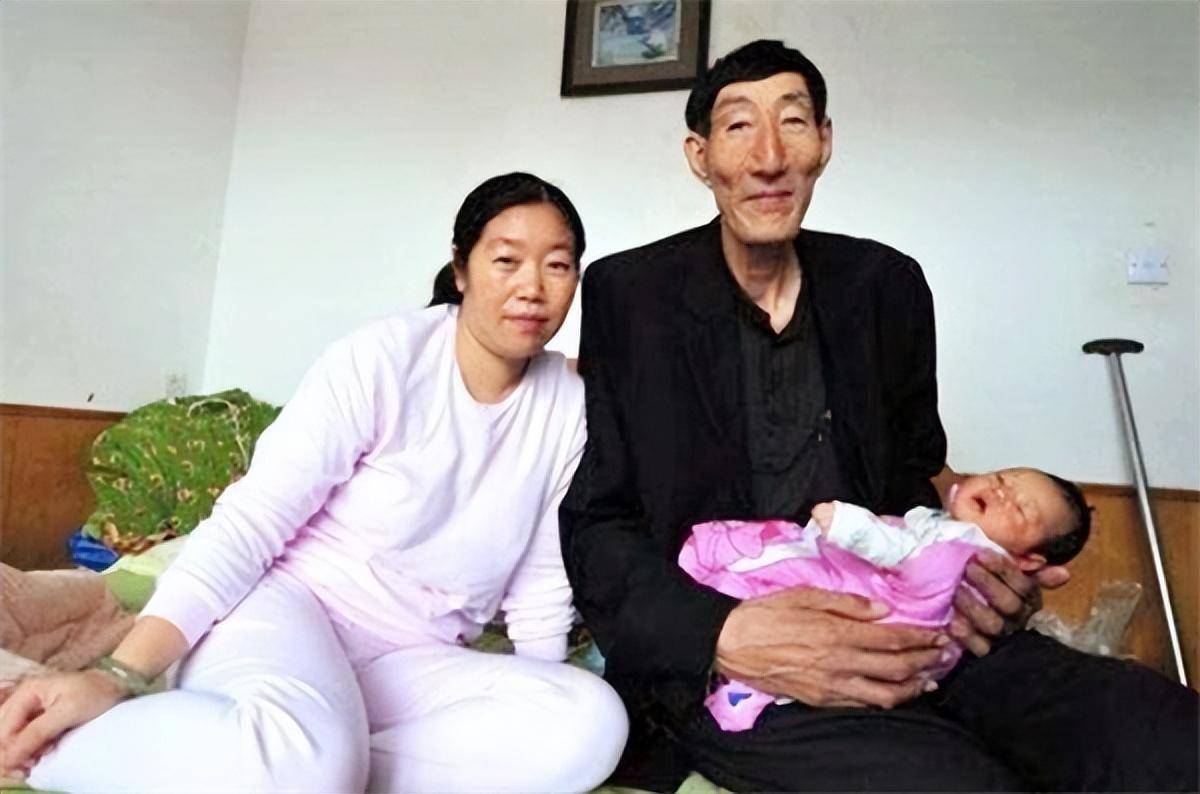 中国第一巨人鲍喜顺:不听医生忠告执意生下一子,儿子现身高多少_个子