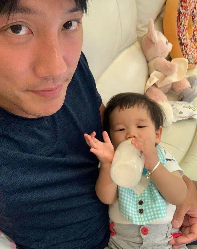 tvb艺人张英康一家为儿子庆生,活动多多,一家五口去主题乐园玩玩_孩子