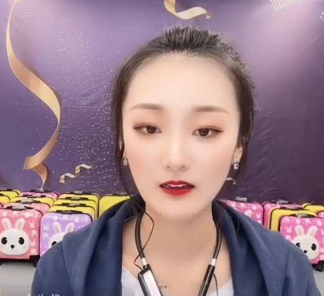 一会说陈亚男嫌弃朱小伟了,一会说陈亚男借着大衣哥炒作自己,还有人说