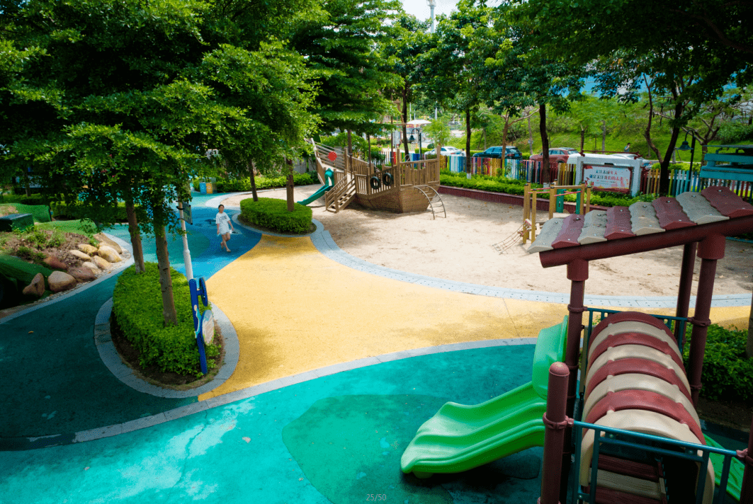 公园内的一处广场地砖也同步进行了更换并增设排水设施有效防止园内