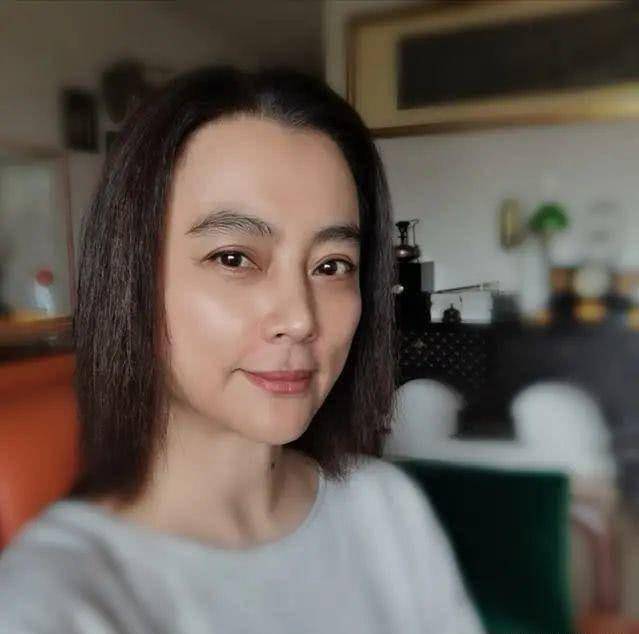 她曾被称为甜歌皇后，履历两次失败婚姻，现在57岁晒照略显老态