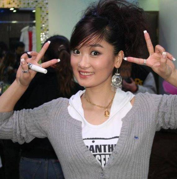 凤凰传奇玲花:因《月亮之上》一夜爆红,现在为何见不到她身影_组合