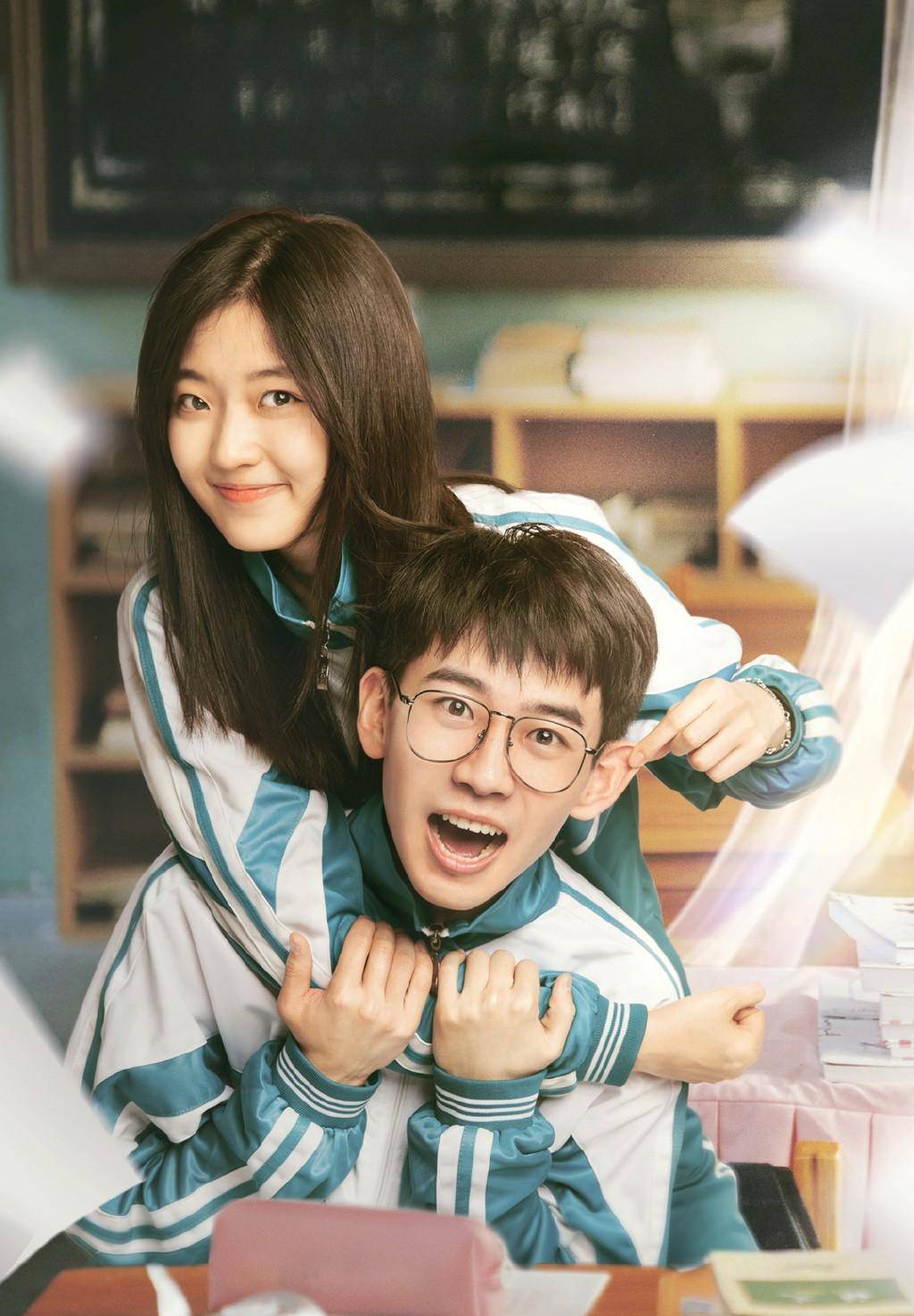 剧中他和孙千是官配cp,今穿红色格纹衫配西裤,24岁复古精致_费启鸣