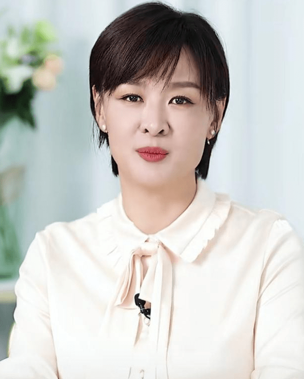 央视主持李小萌素颜出镜!