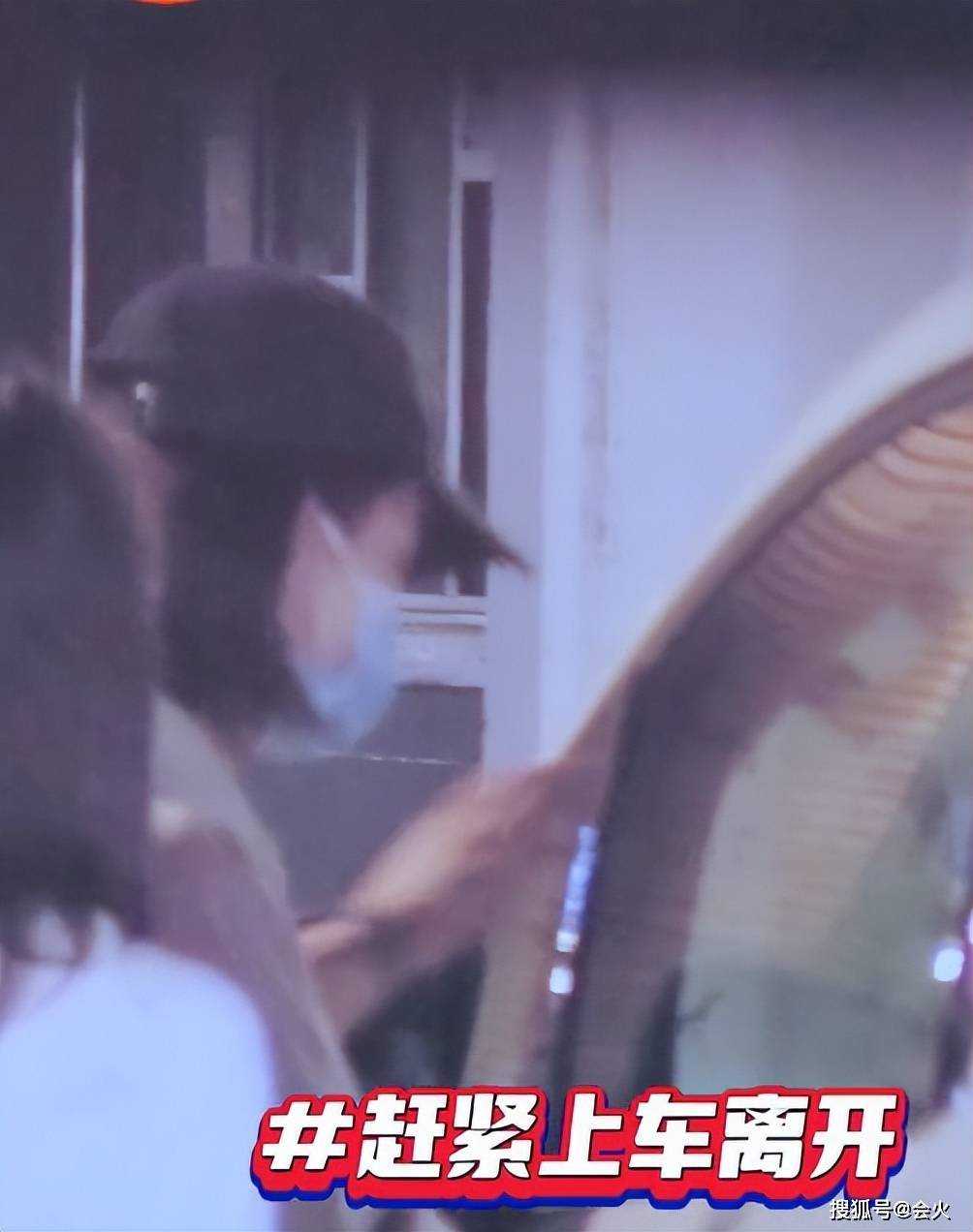 倪妮疑醉酒走路不穩被異性攙扶,指著鏡頭一臉不悅 3 519c13139b464c569fe900b76417f59f