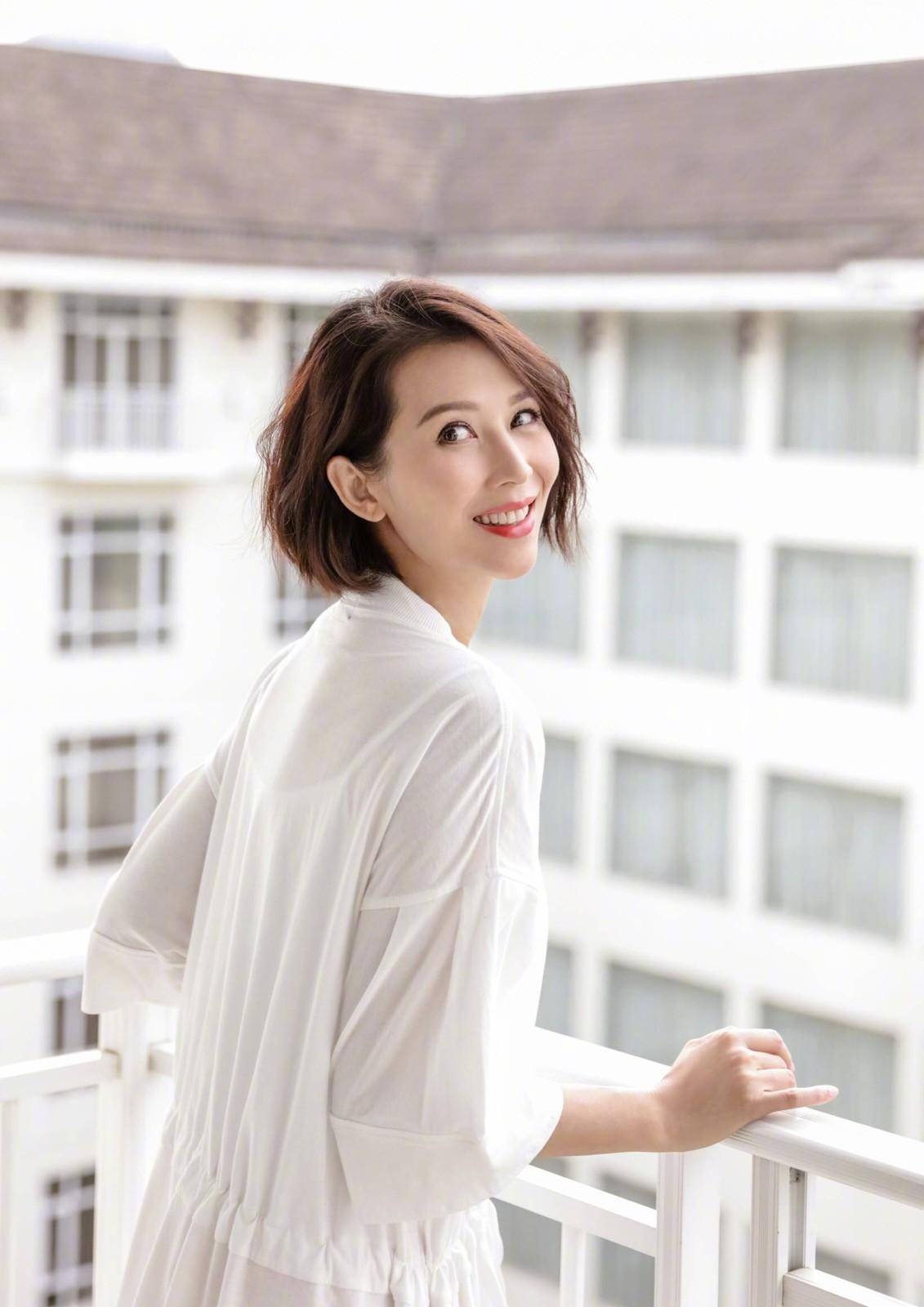 蔡少芬碰上"变脸滤镜",轻撩秀发少女感十足,娘娘哪像47岁的人_视频