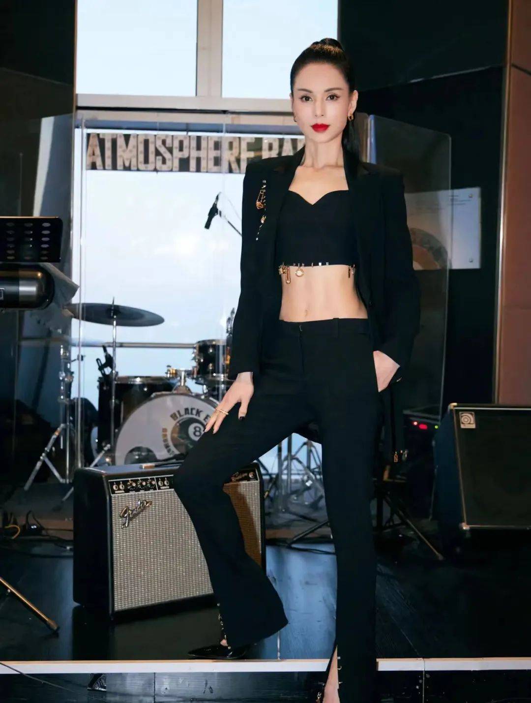 于明加几天前,于明加分享了一组最新照片,从图中来看,她穿着白色背心