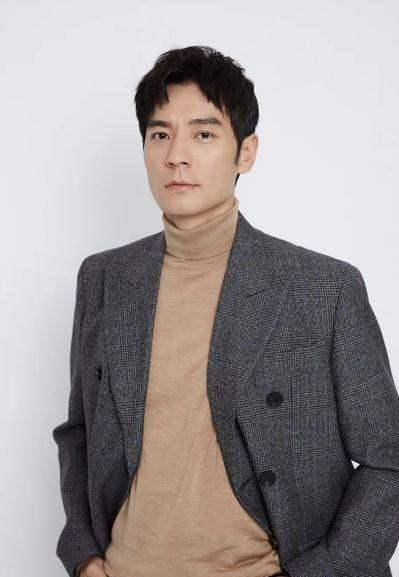 在电视剧《山楂树之恋》饰演柔情似水的"老三"孙建新;在《毒战》中
