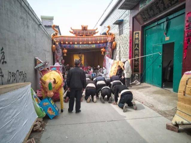 农村办丧事出殡前为什么要摔瓦盆？为什么必须要摔碎？_寓意_葬礼_习俗
