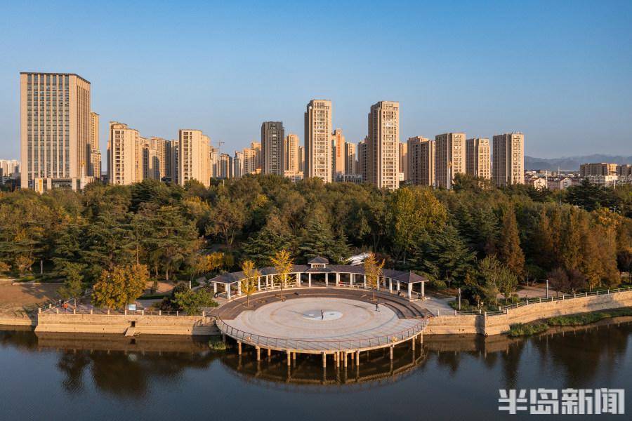 10月24日,即墨区墨河公园里风光正好.