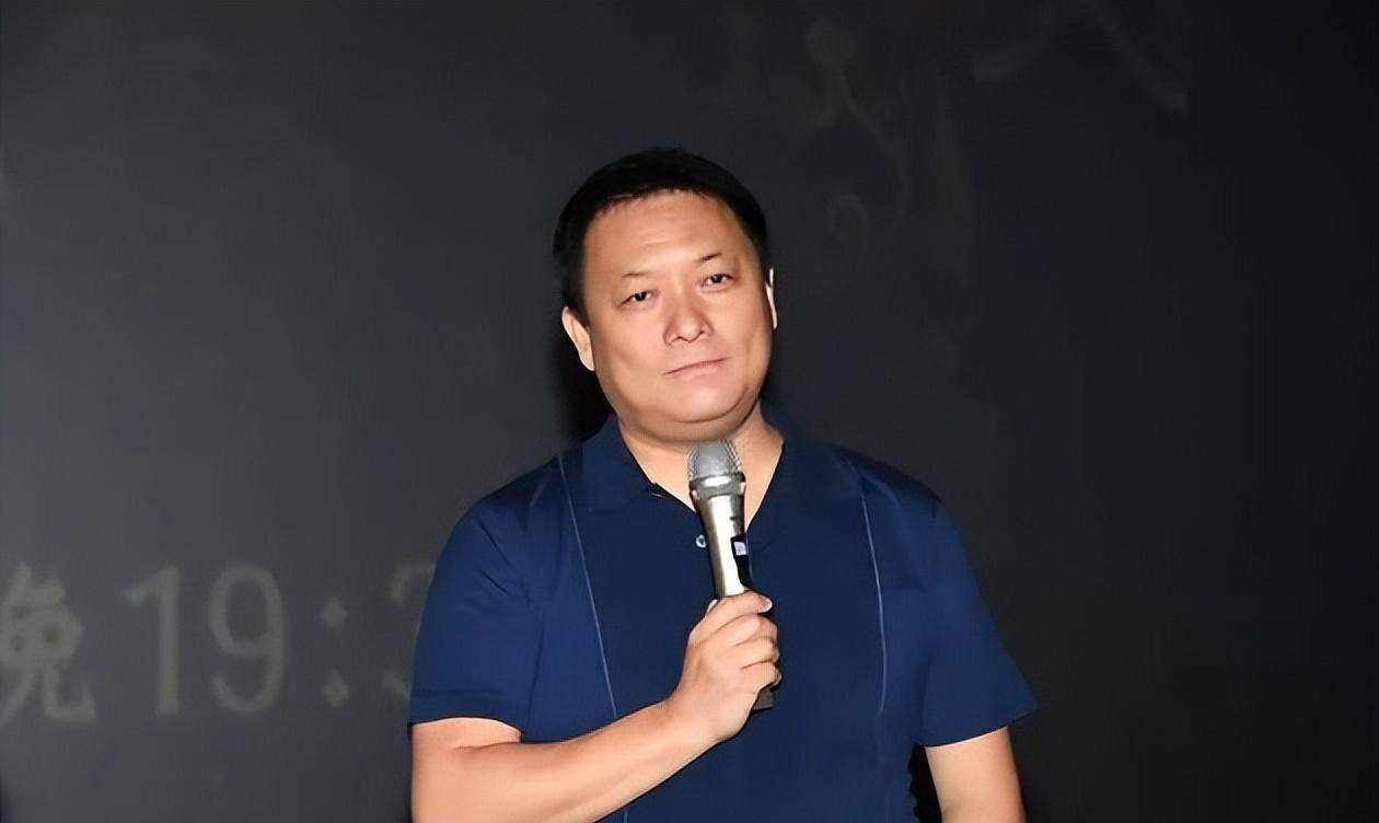 說是郭靖宇的徒弟,也是郭靖宇轉監製後的御用導演——柏杉