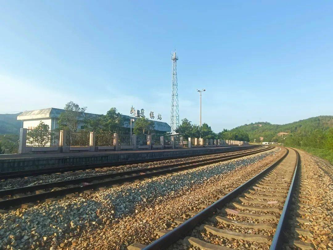 火车站的站名,一般以所在地的城市冠名,如福州站,厦门站,邵武站……也