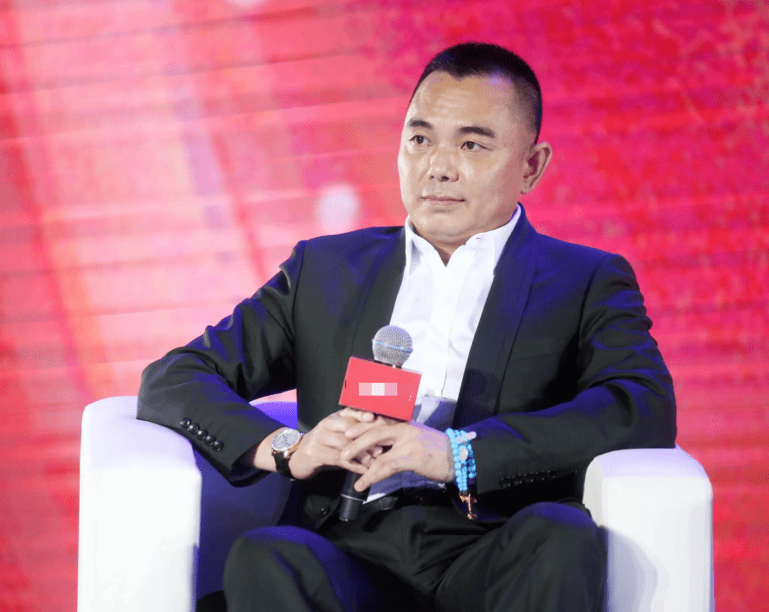 某知名钻戒品牌的创始人,很多夫妻都是他家的消费者,妥妥的钻石大亨