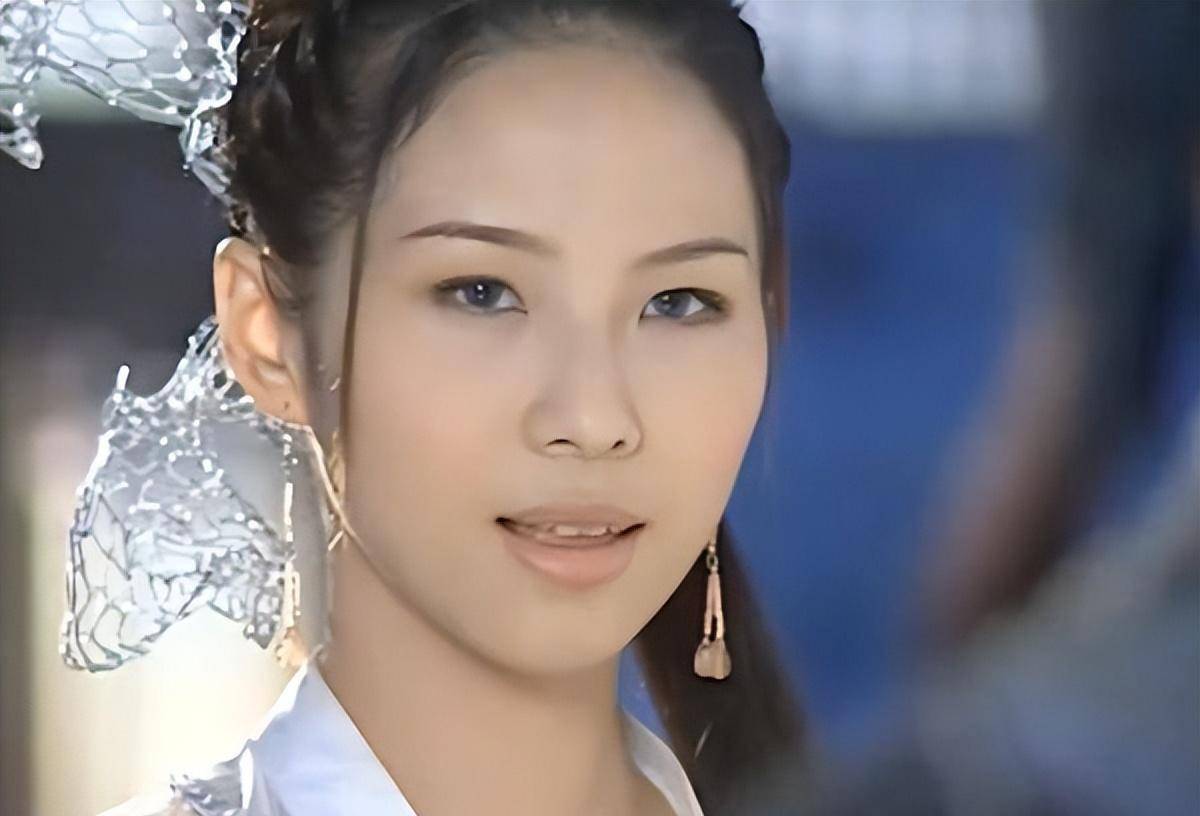 8版黄衫女,文雪儿娇俏可人,赵樱子让人想一巴掌拍回去_女子_倚天屠龙