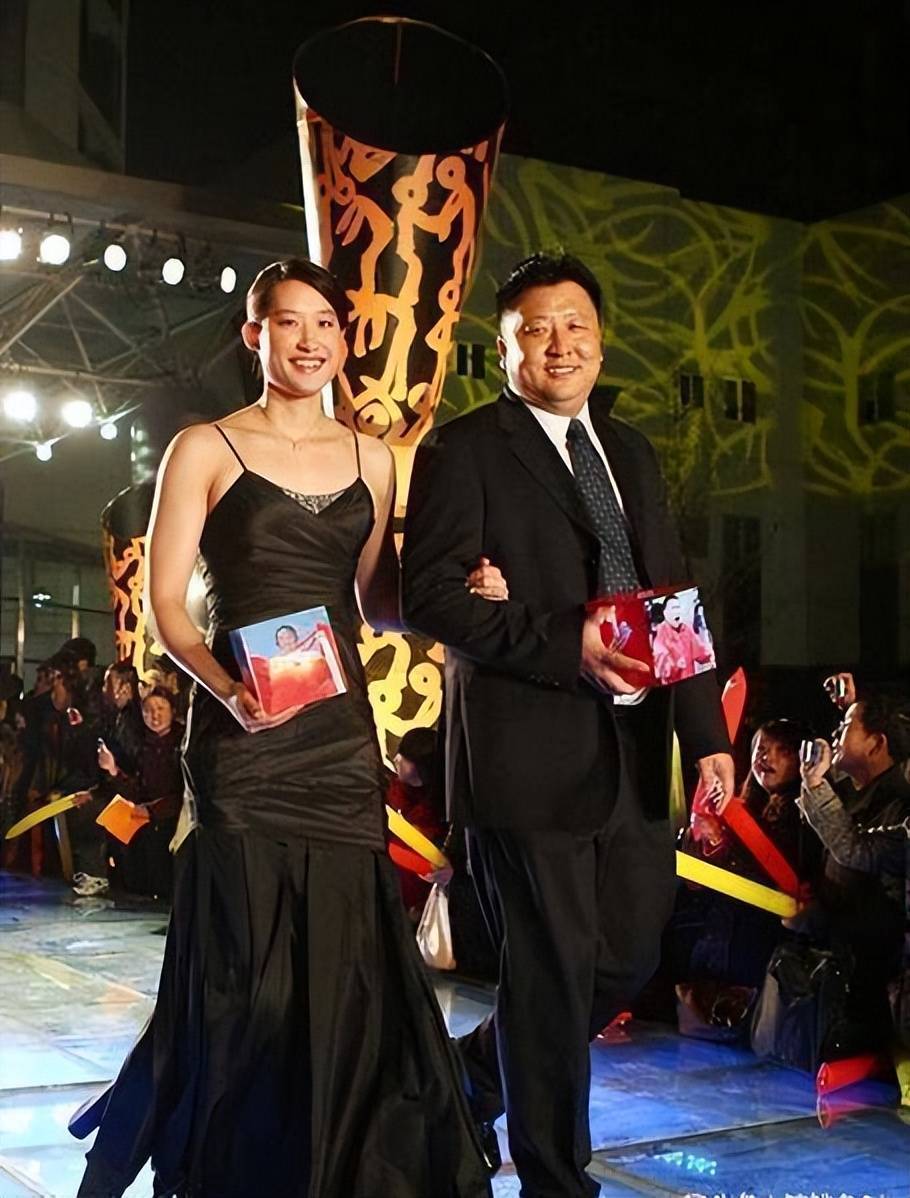 奥运冠军嫁3婚教练,年龄差23岁,因200万惹恼父母,无奈_刘子歌_金炜