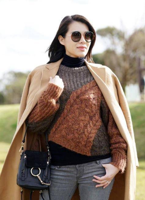 胡杏儿去迪士尼穿搭时尚,条纹衬衫搭配牛仔裤,身材比例太绝了