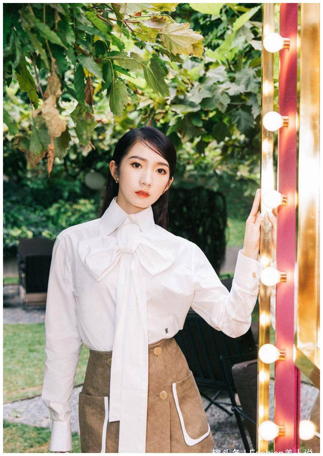 "碧瑶"孟美岐现身米兰时装周,a字裙配长靴,天凉了也能秀美腿