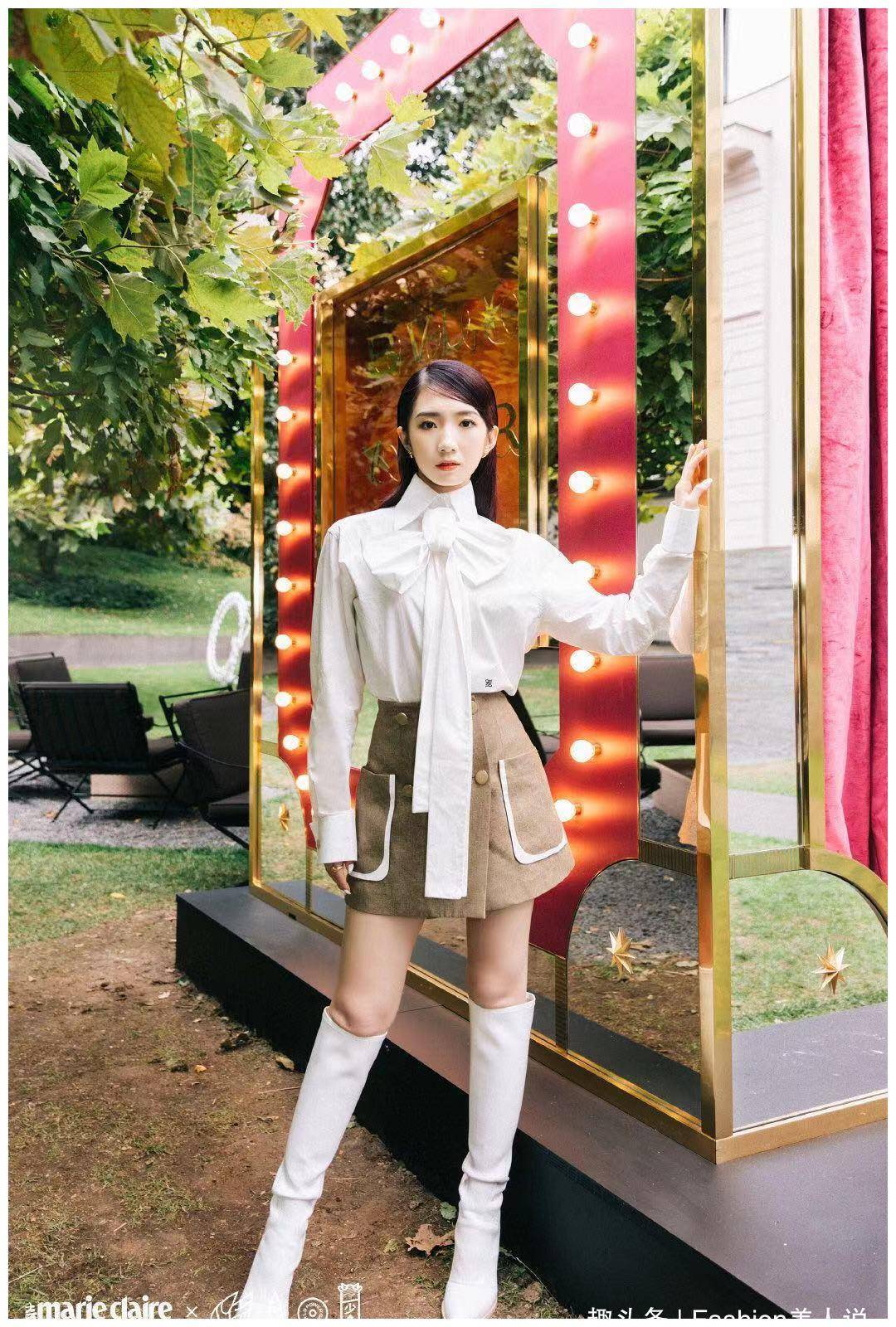 "碧瑶"孟美岐现身米兰时装周,a字裙配长靴,天凉了也能秀美腿