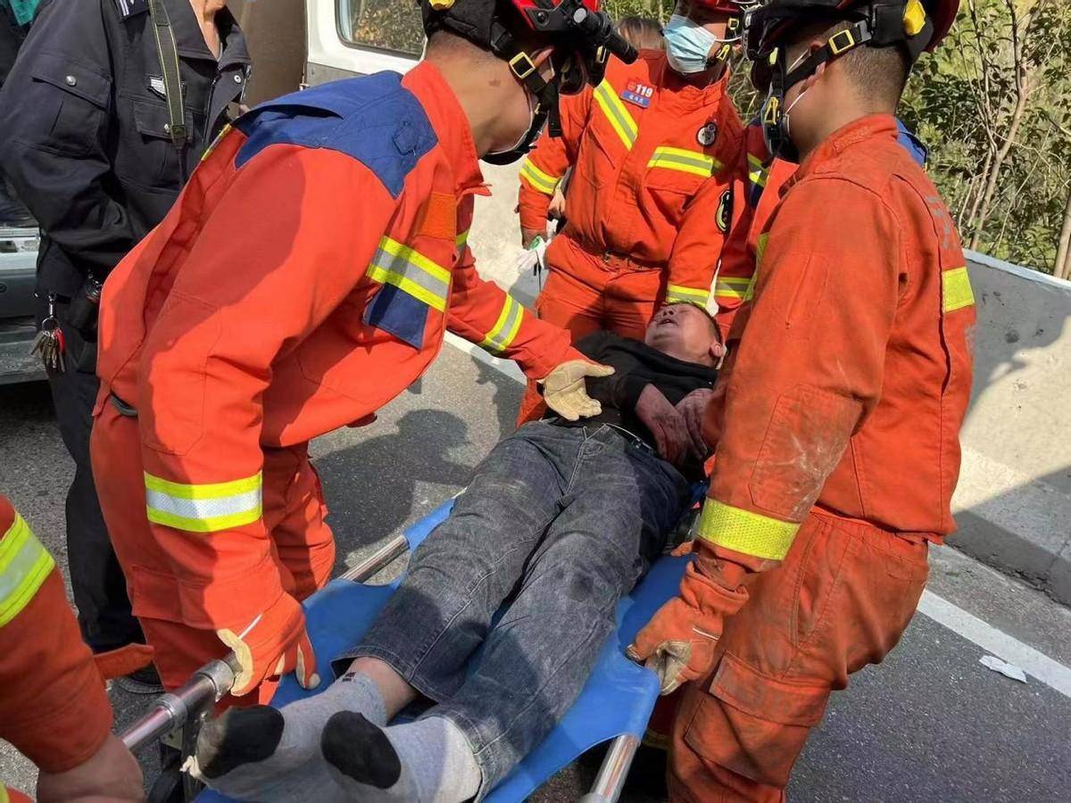 西峡县双龙镇消防队迅速出警 保障车祸司机安全_指战员_救援_检查