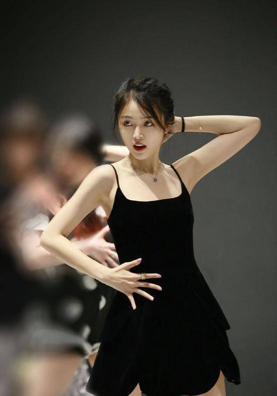 吴宣仪舞蹈排练花絮照,穿黑色吊带裙又美又辣!_造型_短裙_苗条身材