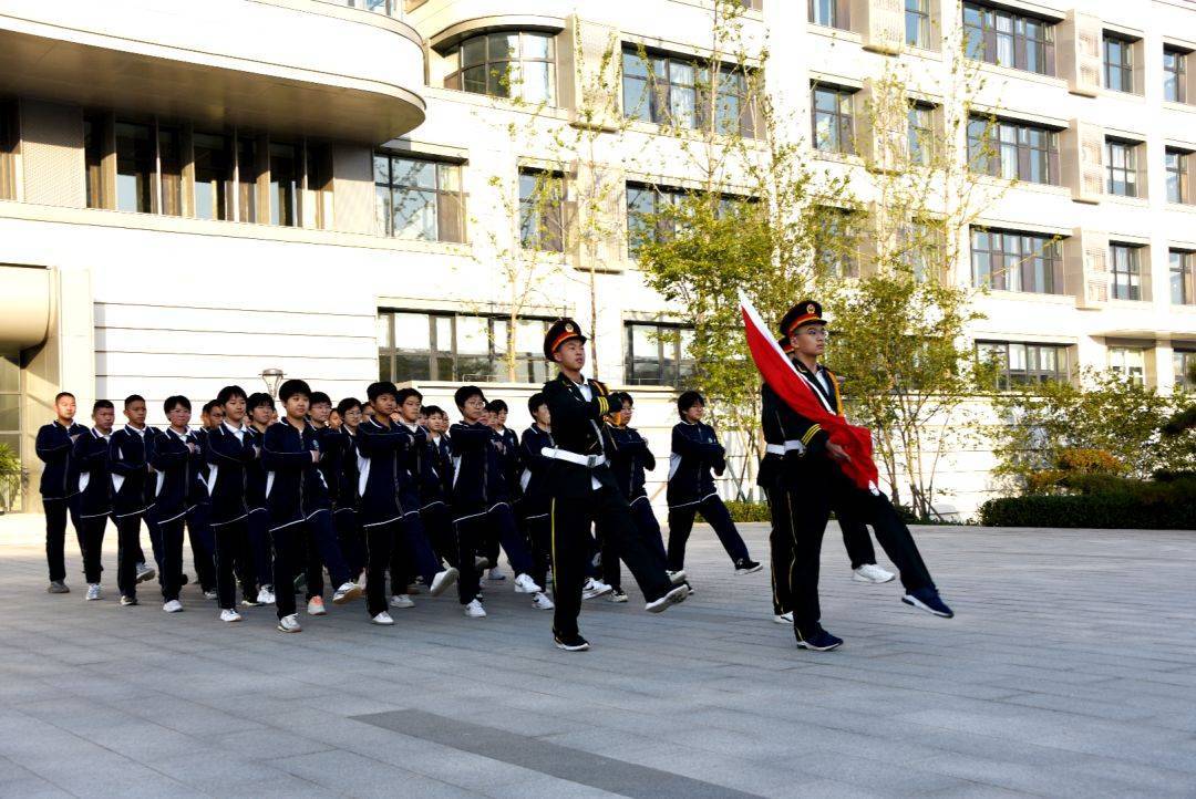 10月24日上午7點30分,歷城二中彩石校區全體師生在廣場整齊列隊,舉行